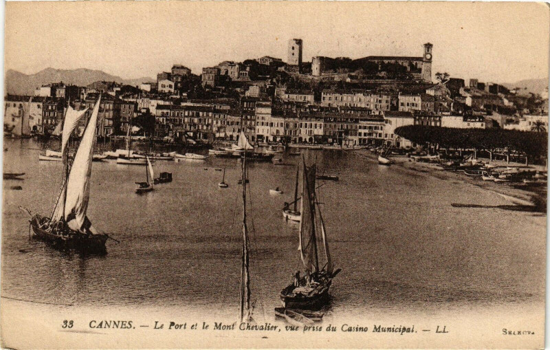 Carte postale ancienne Cannes - Le Port et le Mont Chevalier vue prise du Casino Municipal à Cannes