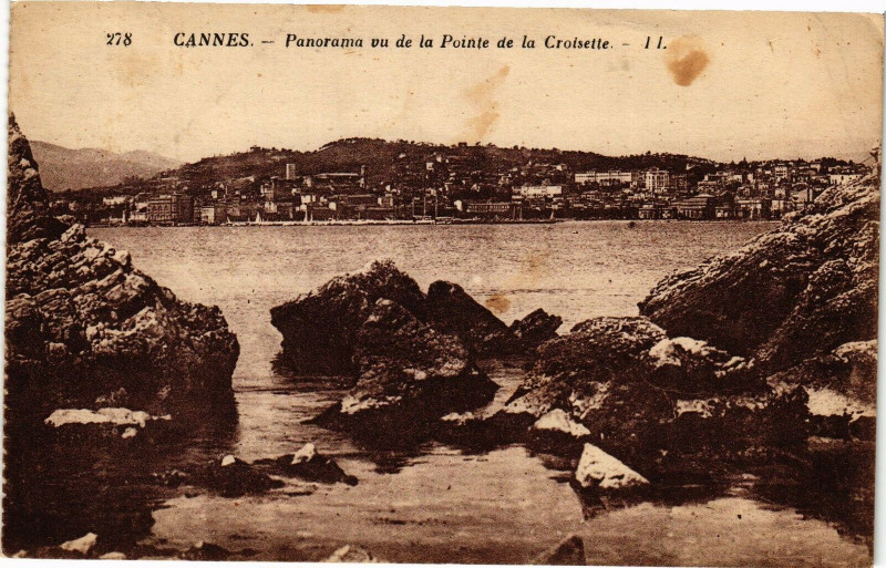 Carte postale ancienne Cannes - Panorama vu e la Pointe de la Croisette à Cannes