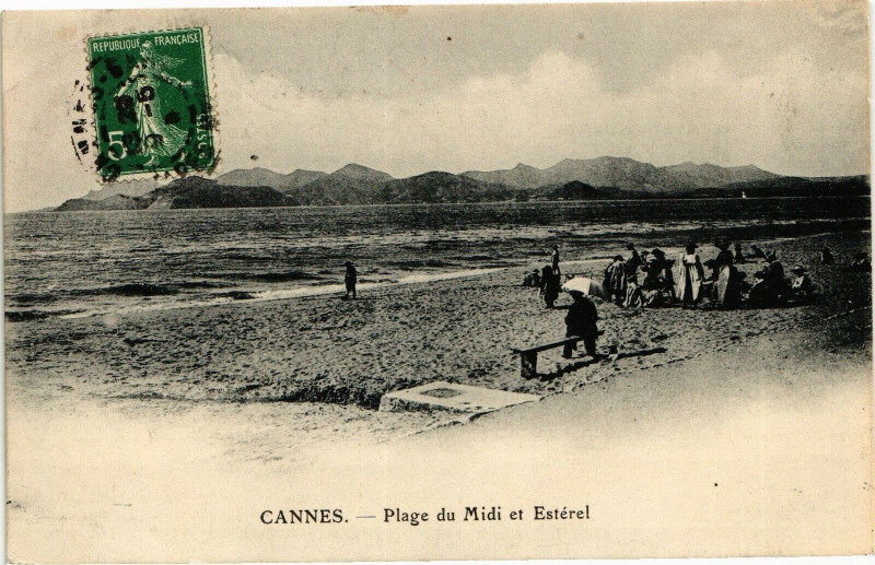 Carte postale ancienne Cannes - Plage du Midi et Esterel à Cannes