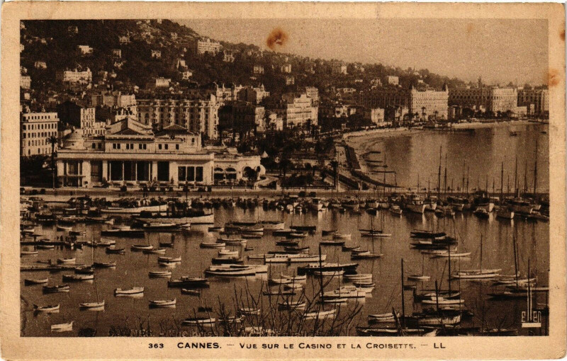 Carte postale ancienne Cannes - Vue sur le Casino et la Croisette à Cannes