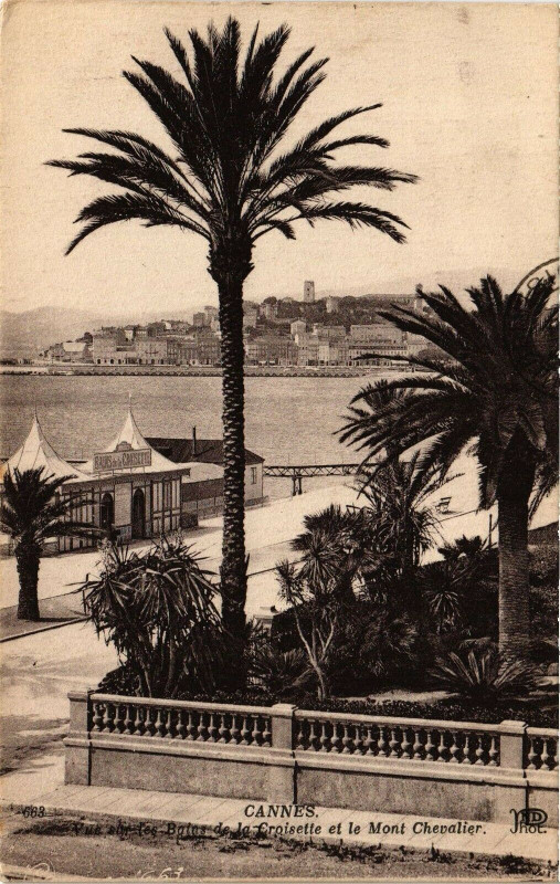 Carte postale ancienne Cannes - Vue sur les Baine de la Croisette et le Mont-Chevalier à Cannes