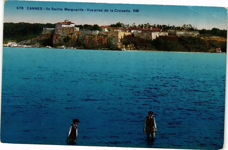 Carte postale ancienne Cannes - Ile Ste-Marguerite - Vue prise de la Croisette à Cannes
