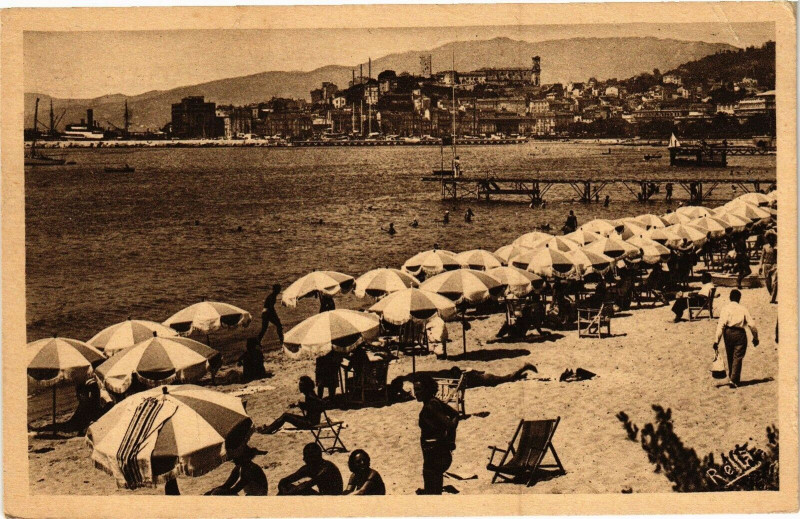 Carte postale ancienne Cannes - La Plage et le Suquet à Cannes