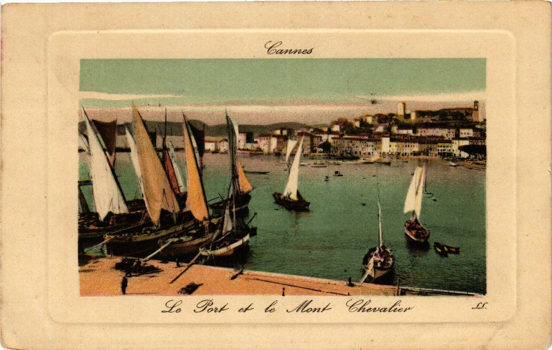 Carte postale ancienne Cannes - Le Port et le Mont Chevalier à Cannes