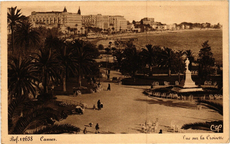 Carte postale ancienne Cannes - Vue sur la Croisette à Cannes