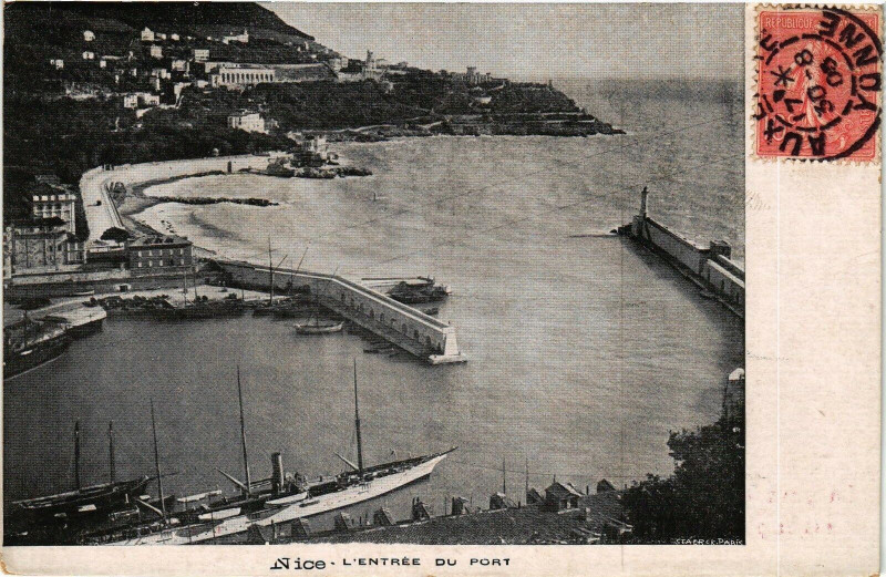 Carte postale ancienne Nice - L'Entrée du Port à Nice