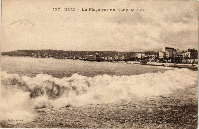 Carte postale ancienne Nice - La Plage par un Coup de mer à Nice