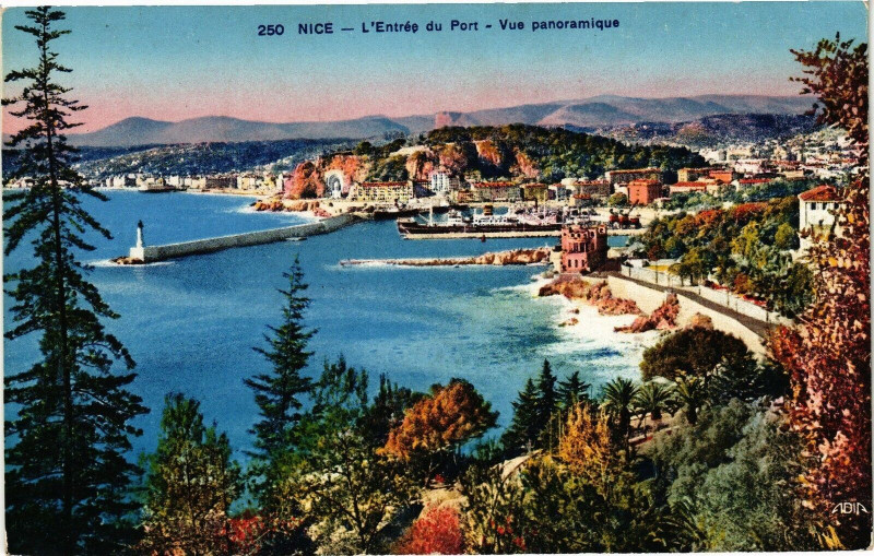 Carte postale ancienne Nice - L'Entrée du Port - Vue panoramique à Nice