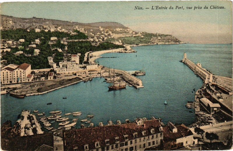 Carte postale ancienne Nice - L'Entrée du Port, vue prise du Chateau à Nice