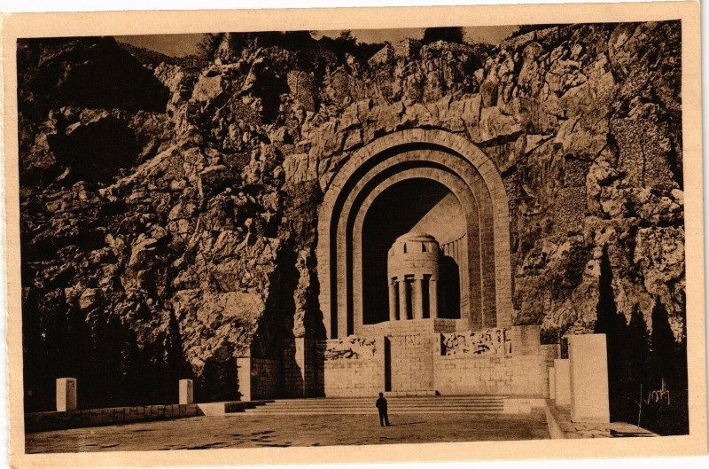 Carte postale ancienne Cote d'Azur - Nice - Monument aux Morts .. à Nice
