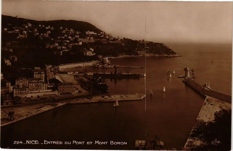 Carte postale ancienne Nice - Entrée du Port et Mont Boron à Nice