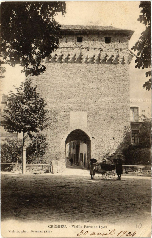 Carte postale ancienne Cremieu - Vieille Porte de Lyon à Crémieu