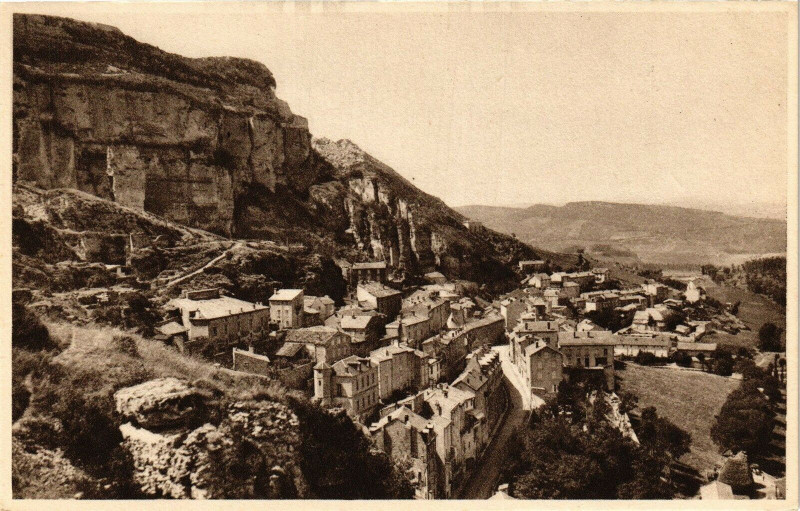 Carte postale ancienne Roquefort - Vue générale Prise de la roche percee