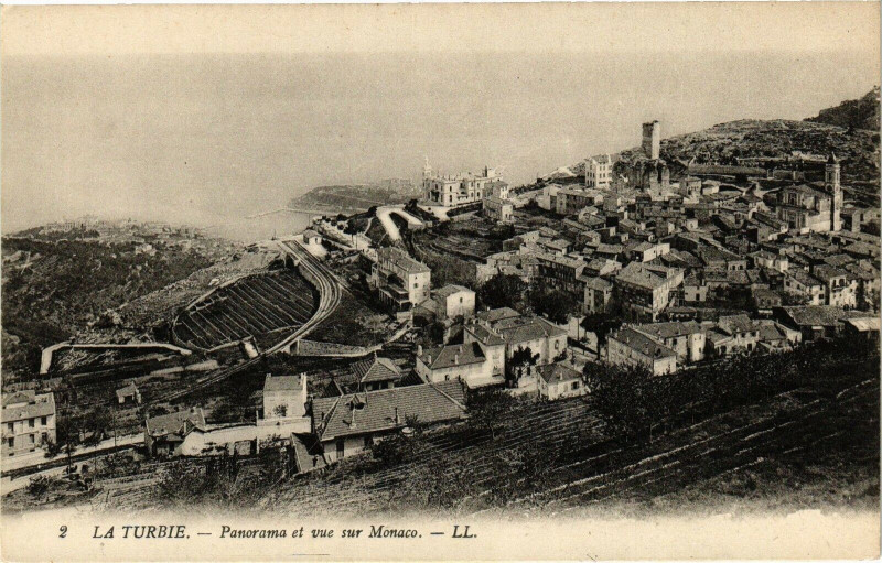 Carte postale ancienne La Turbie - Panorama et vue sur Monaco à La Turbie
