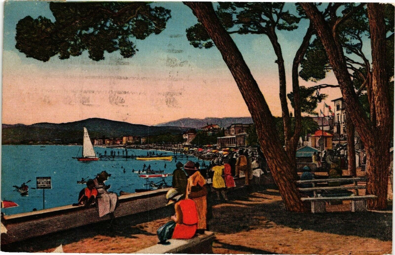 Carte postale ancienne Juan-les-Pins - La plage et la pinede