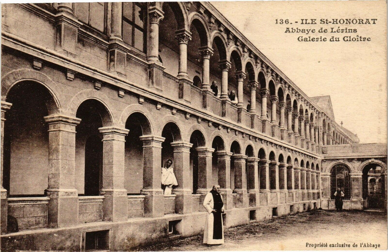 Carte postale ancienne Ile Saint-Honorat - Abbaye de lerins