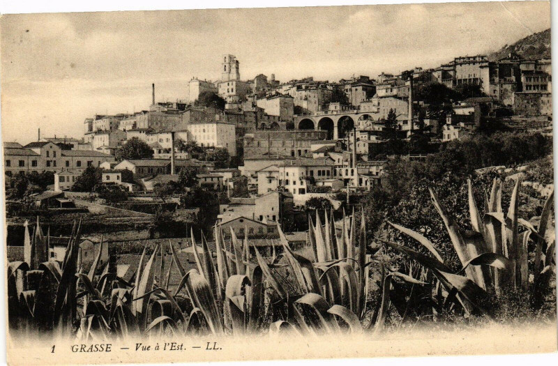 Carte postale ancienne Grasse - Vue a l'est à Grasse