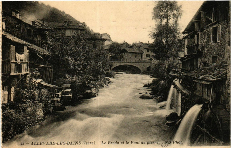 Carte postale ancienne Allevard-les-Bains - Le Brede et le Pont-de-pierre à Allevard