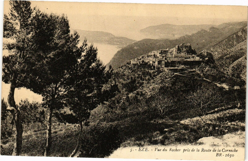 Carte postale ancienne Eze - Vue du rocher pris de la route de la corniche à Èze