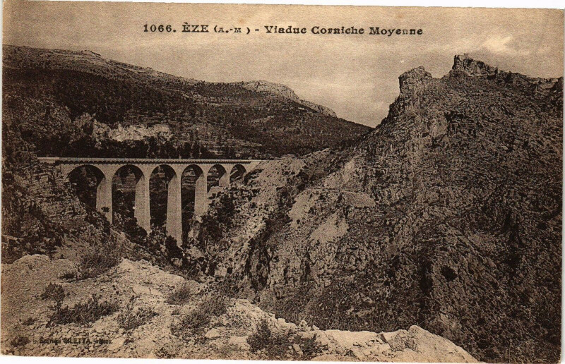 Carte postale ancienne Eze - Viaduc corniche moyenne à Èze