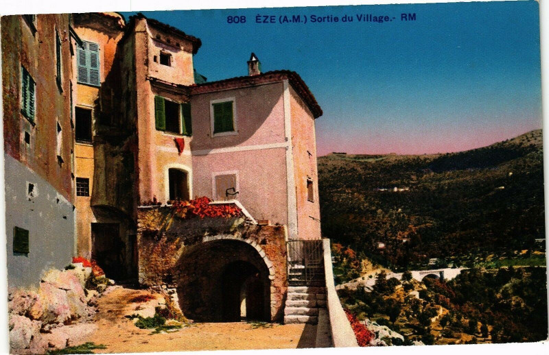 Carte postale ancienne Eze - Sortie du village à Èze