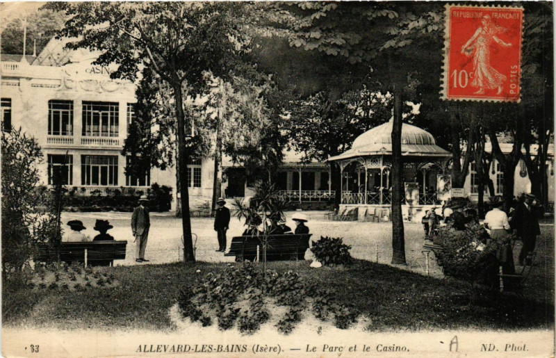 Carte postale ancienne Allevard-les-Bains - Le Parc et le Casino à Allevard