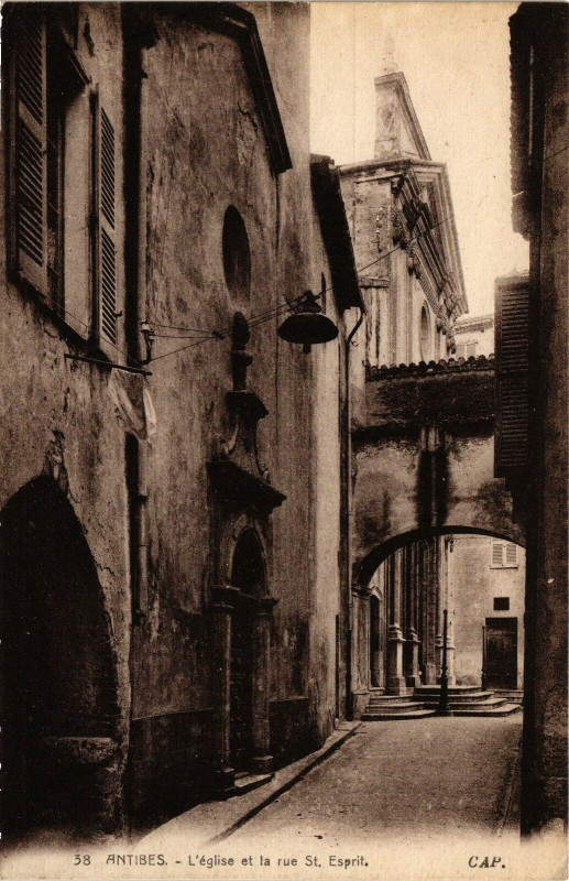 Carte postale ancienne Antibes - L'eglise et la rue st esprit à Antibes