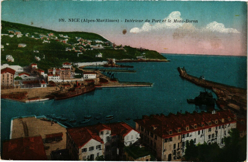 Carte postale ancienne Nice - Intérieur du Port et le Mont-Boron à Nice
