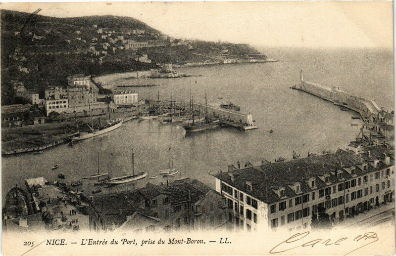 Carte postale ancienne Nice - L' Entrée du Port et le Mont-Borron à Nice