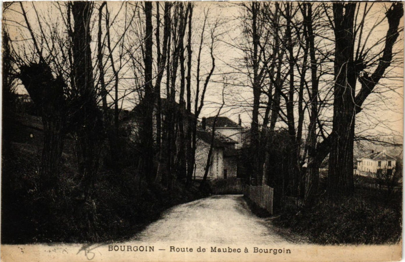 Carte postale ancienne Bourgoin - Route de Maubec a Bourgoin à Maubec