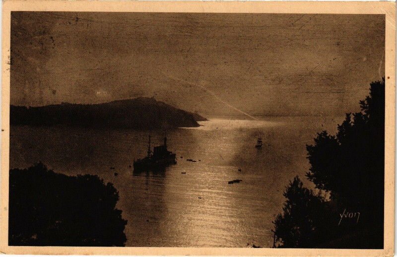 Carte postale ancienne Villefranche. - Coucher de soleil sur la rade