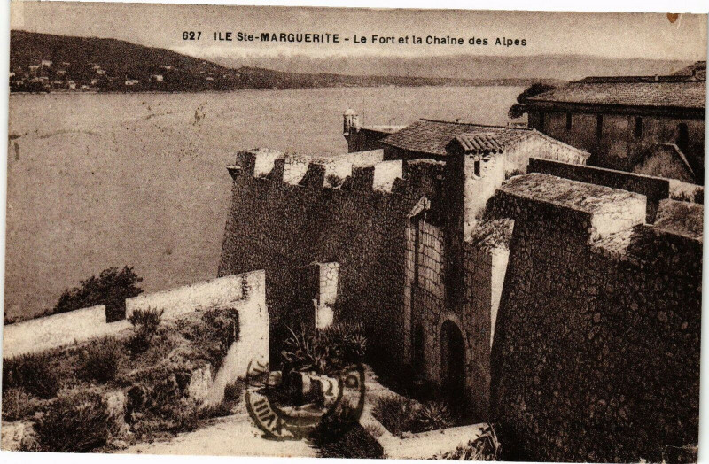 Carte postale ancienne Ile Sainte-Marguerite - Le fort et la