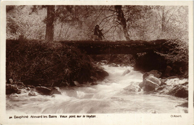Carte postale ancienne Dauphiné - Allevard-les-Bains - Vieux pont sur le Veyton à Allevard