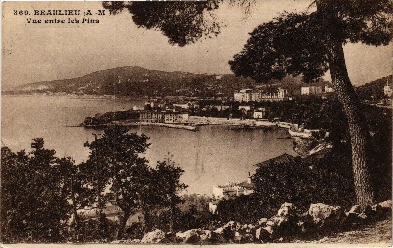 Carte postale ancienne Beaulieu - Vue entre les pins
