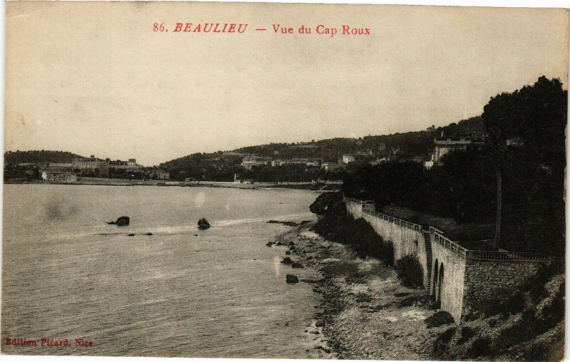 Carte postale ancienne Beaulieu - Vue du cap roux