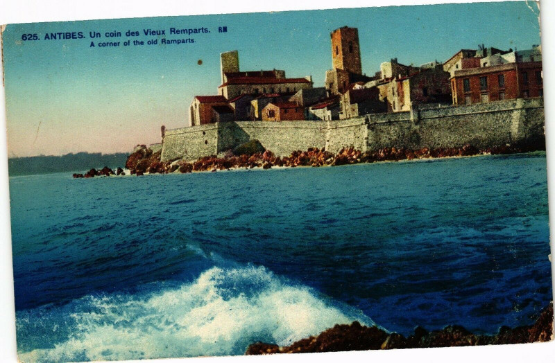 Carte postale ancienne Antibes - Un coin des vieux remparts à Antibes