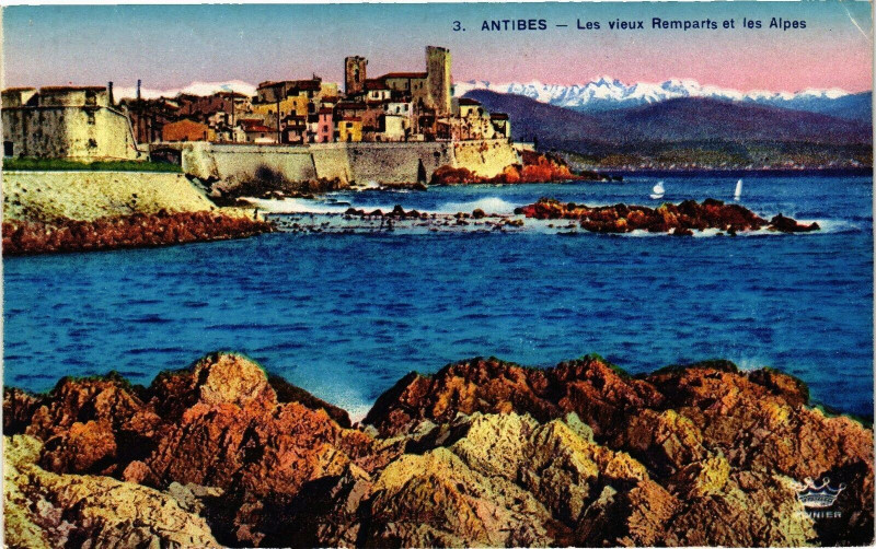 Carte postale ancienne Antibes - Les vieux remparts et les alpes à Antibes
