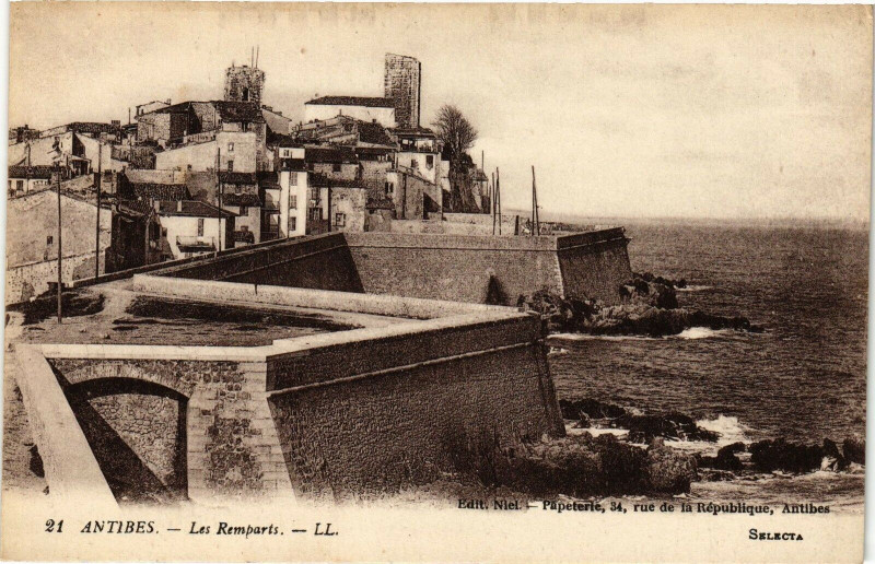 Carte postale ancienne Antibes - Les remparts à Antibes