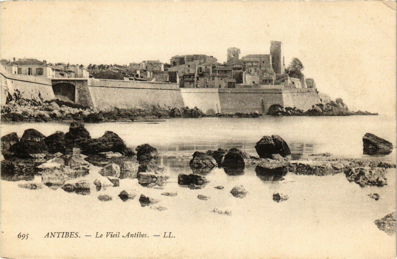 Carte postale ancienne Antibes - Le vieil Antibes à Antibes