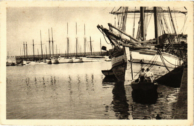 Carte postale ancienne Antibes - Le port à Antibes