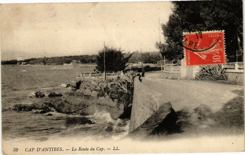 Carte postale ancienne Antibes - La Route du cap à Antibes