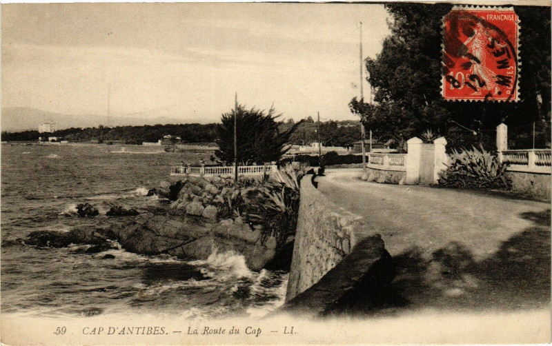 Carte postale ancienne Antibes - La Route du cap à Antibes
