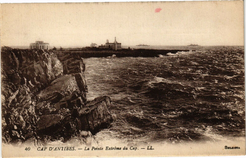 Carte postale ancienne Antibes - La pointe extreme du cap à Antibes