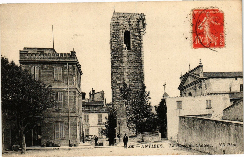 Carte postale ancienne Antibes - La place du chateau à Antibes