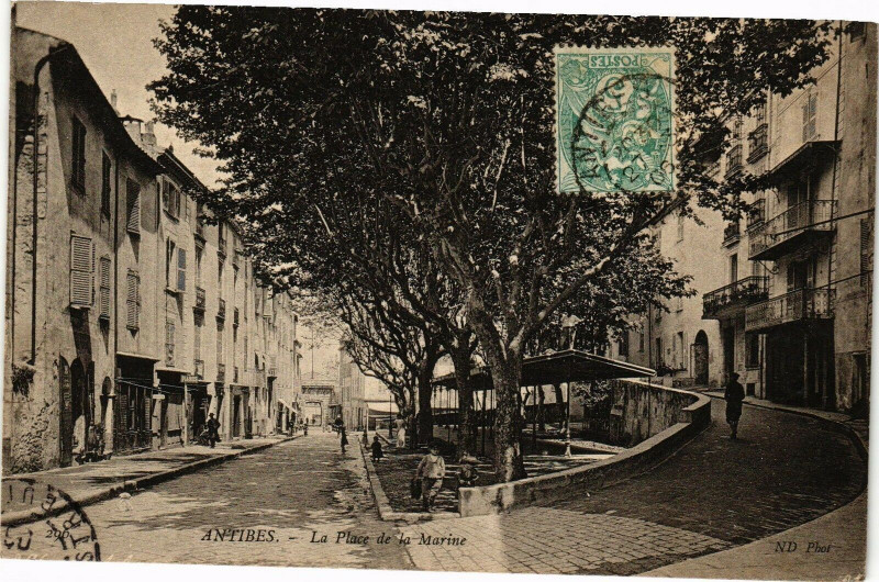 Carte postale ancienne Antibes - La place de la marine à Antibes