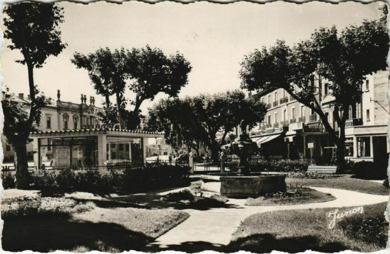 Carte postale ancienne Carpentras Le Square et la Pavillon du Tourisme à Carpentras