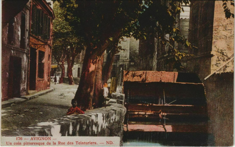 Carte postale ancienne Avignon Un Coin Pittoresque de la Rue des Teinturiers à Avignon