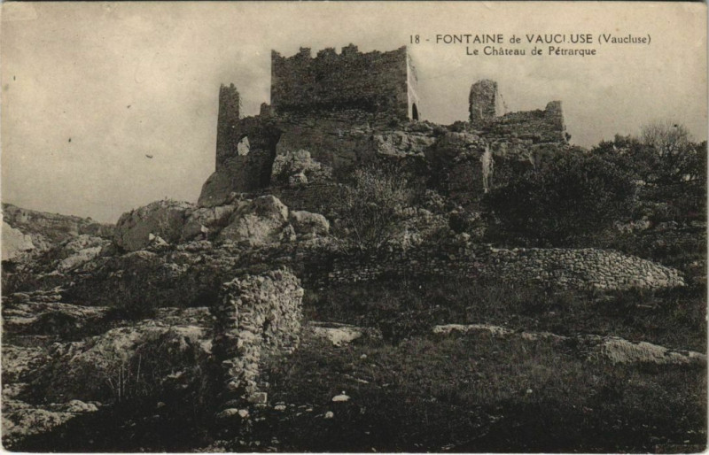 Carte postale ancienne Fontaine-de-Vaucluse Le Chateau de Petrarque à Fontaine-de-Vaucluse