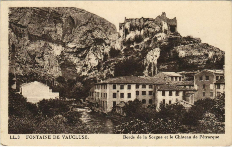 Carte postale ancienne Fontaine-de-Vaucluse Bords de la Sorgue - Chateau de Petrarque à Fontaine-de-Vaucluse