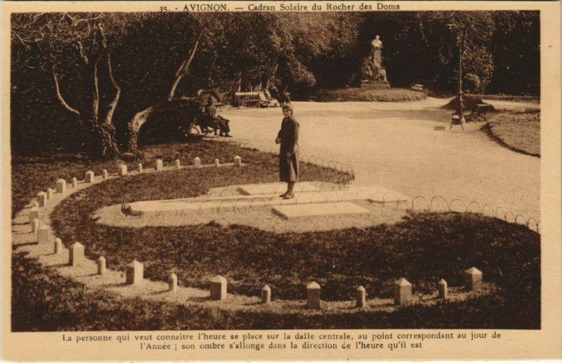 Carte postale ancienne Avignon Cadran Solaire du Rocher des Doms à Avignon
